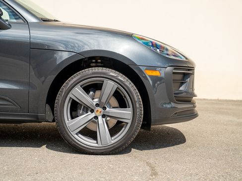 Certified 2025 Porsche Macan AWD/4WD image 9