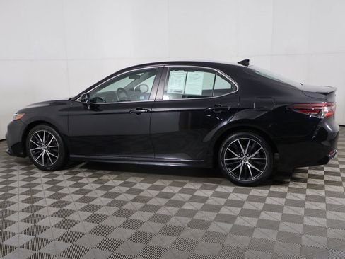 Used 2022 Toyota Camry SE image 10