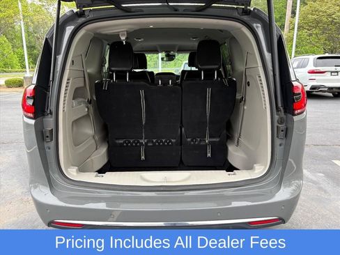 Used 2023 Chrysler Pacifica Touring-L FWD image 24