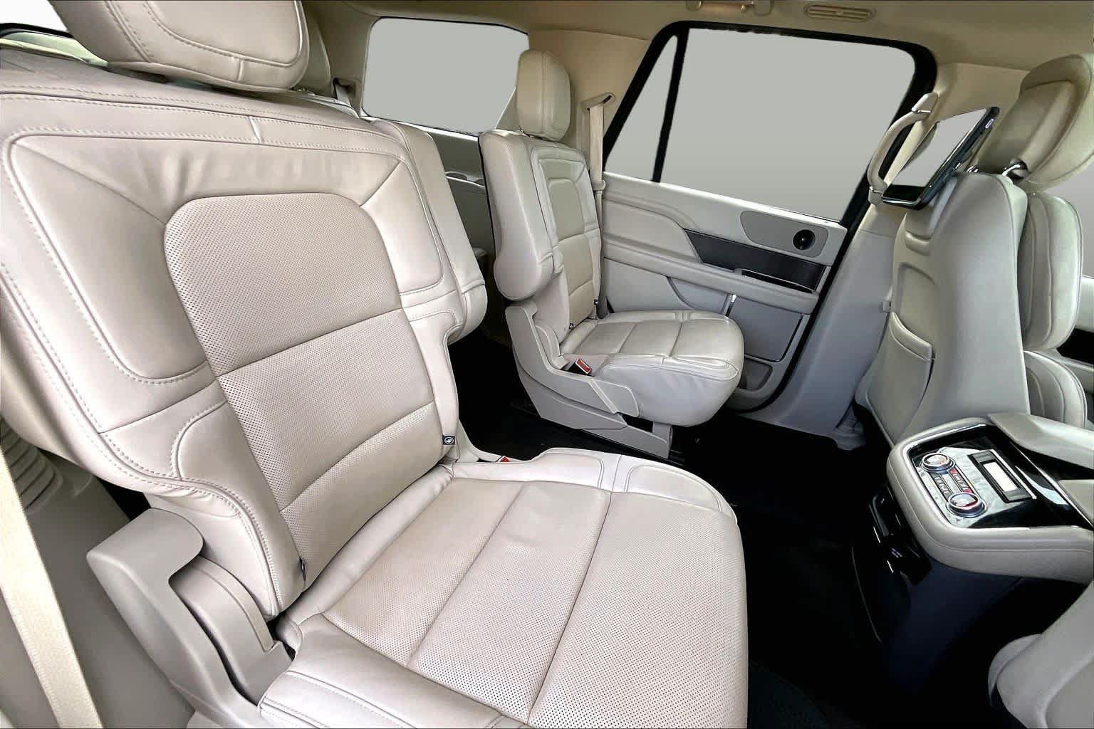 Used 2018 Lincoln Navigator Select w/ Technology Package RWD image 19
