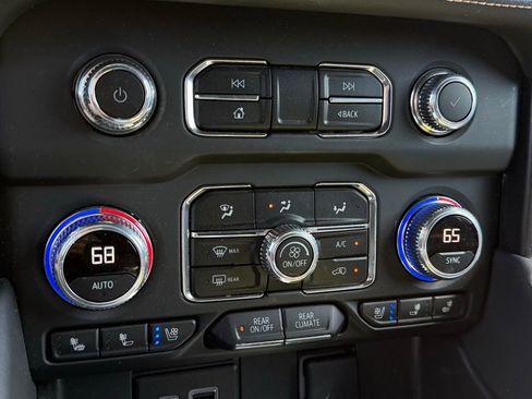 Used 2024 GMC Yukon AT4 w/ Technology Package image 15