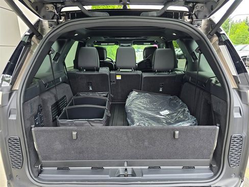 New 2025 Land Rover Discovery Dynamic SE image 28