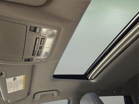 Used 2019 Toyota Highlander XLE image 23