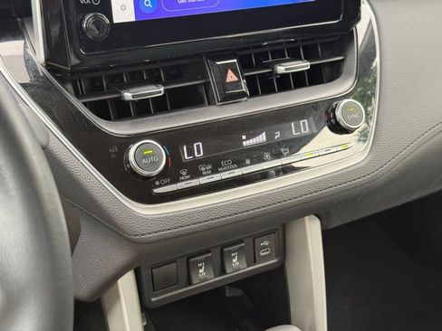 Used 2025 Toyota Corolla Cross XLE FWD image 35