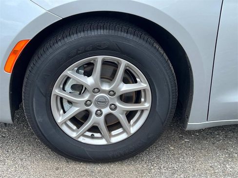 Used 2024 Chrysler Pacifica Touring-L image 8