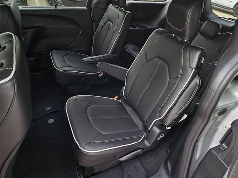 New 2026 Chrysler Pacifica Limited image 14