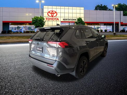 Used 2023 Toyota RAV4 LE AWD/4WD image 3