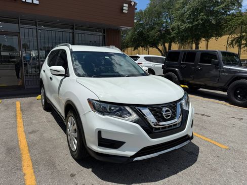 Used 2017 Nissan Rogue S w/ S Appearance Package FWD image 3