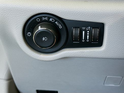 Used 2024 Chrysler Pacifica Touring-L FWD image 17