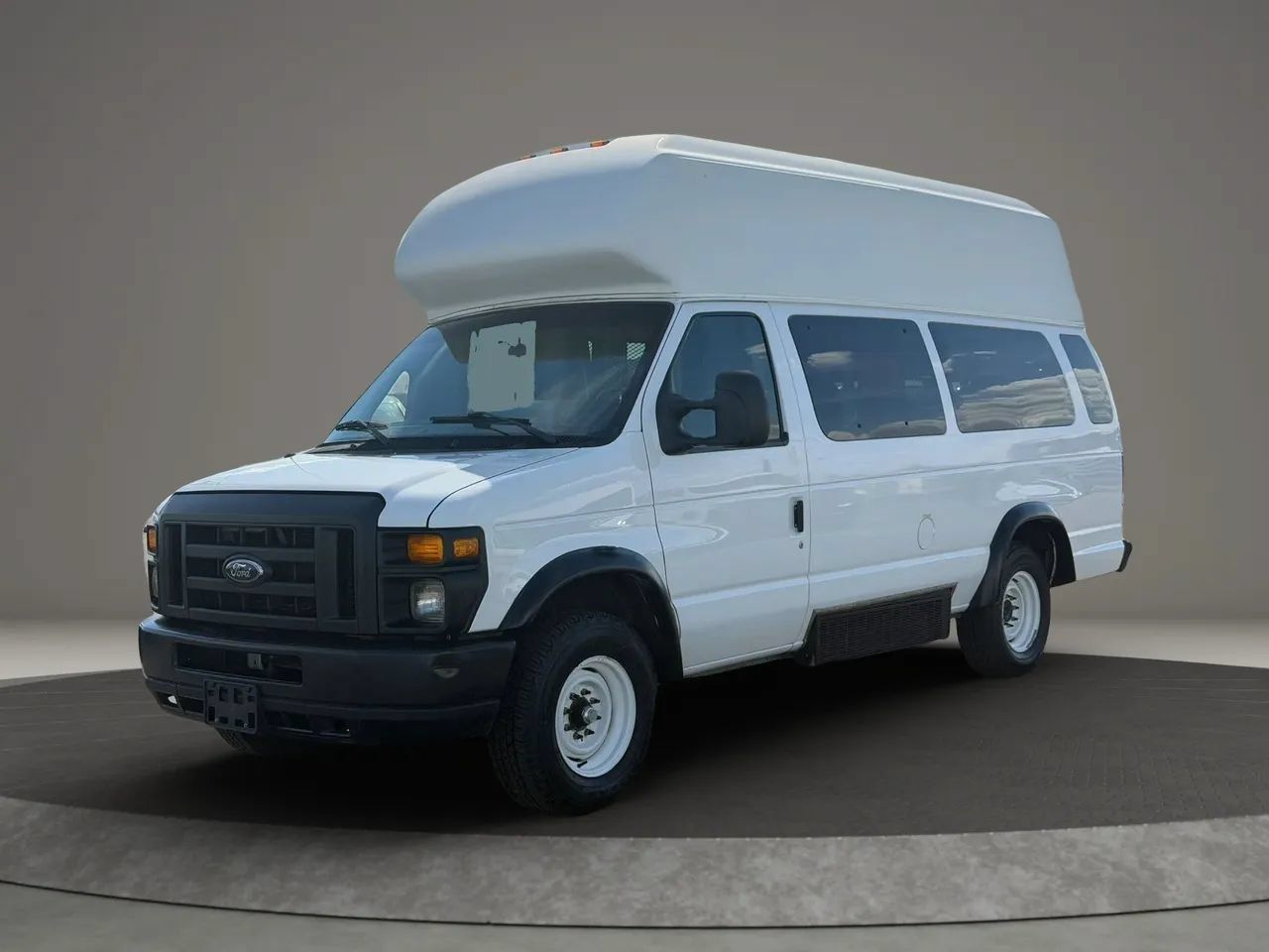 Used 2011 Ford E-350 and Econoline 350 Extended Super Duty RWD image 2