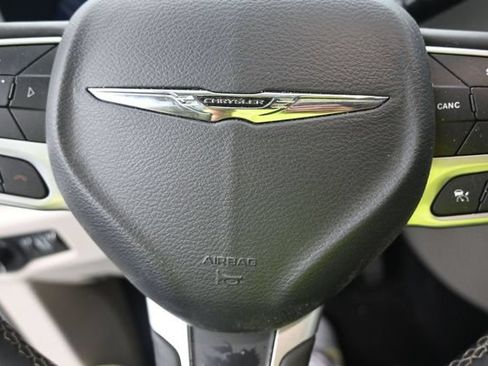 Used 2024 Chrysler Pacifica Limited FWD image 19