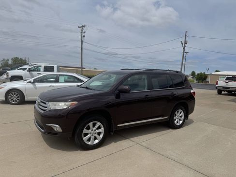 Used 2012 Toyota Highlander FWD w/ Tech Pkg image 2