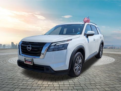 Certified 2024 Nissan Pathfinder SV FWD image 9
