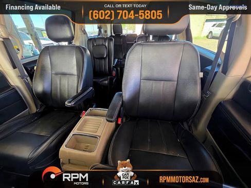 Used 2015 Chrysler Town & Country Touring image 12