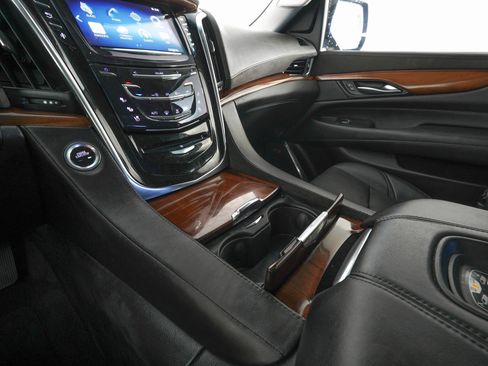 Used 2015 Cadillac Escalade Luxury image 23
