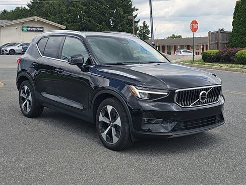 Used 2023 Volvo XC40 B5 Plus w/ Driver Assist Package AWD/4WD image 1