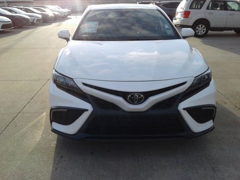 Used 2023 Toyota Camry SE image 2
