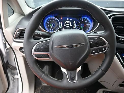 Used 2024 Chrysler Pacifica Touring-L FWD image 22