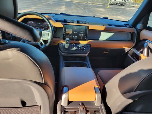 Used 2023 Land Rover Defender 130 X-Dynamic SE image 13