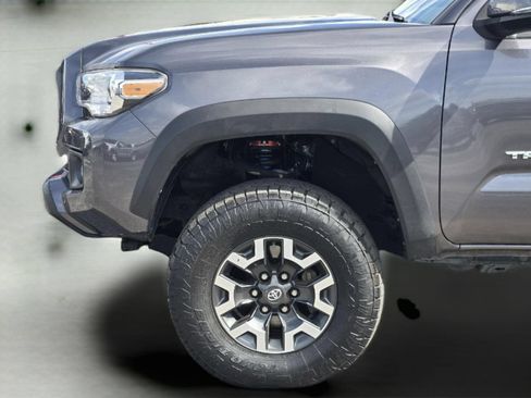 Used 2017 Toyota Tacoma TRD Off-Road w/ Premium & Technology Package AWD/4WD image 9