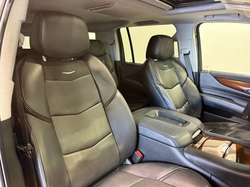 Used 2019 Cadillac Escalade ESV Luxury image 29