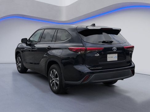 Used 2021 Toyota Highlander XLE image 3