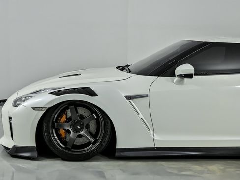 Used 2019 Nissan GT-R Premium w/ Premium Interior Package image 8