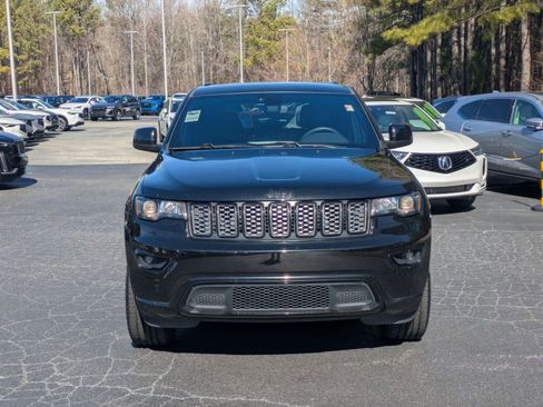 Used 2019 Jeep Grand Cherokee Altitude image 2