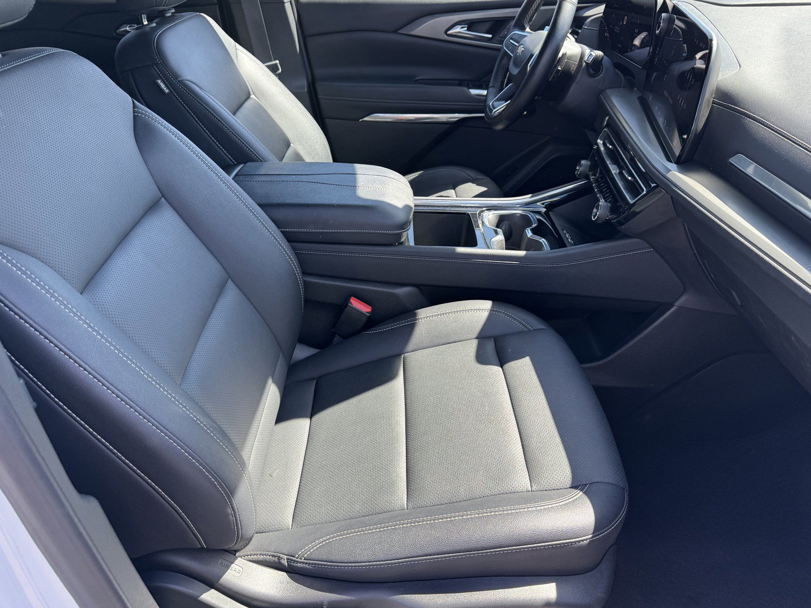 Used 2025 Chevrolet Traverse LT FWD image 8