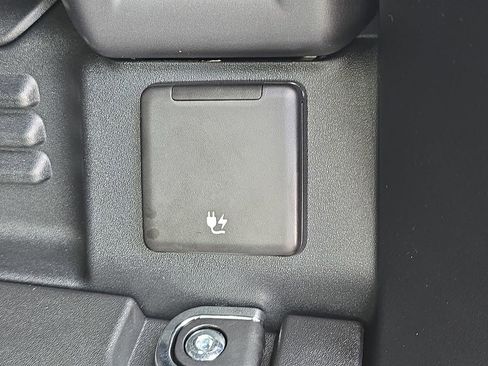 New 2026 Land Rover Defender 110 X-Dynamic SE image 13