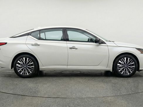 Used 2025 Nissan Altima 2.5 SV image 11
