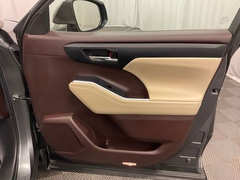 Used 2022 Toyota Highlander XLE image 23