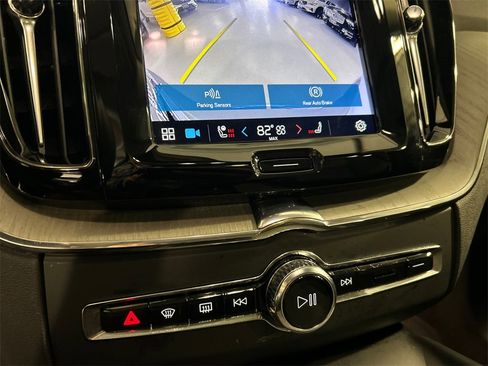 Certified 2025 Volvo XC60 B5 Plus image 18