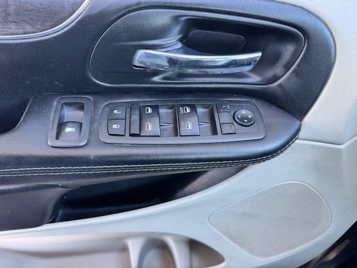 Used 2016 Chrysler Town & Country Touring FWD image 41