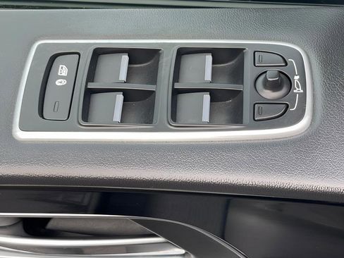 Used 2018 Jaguar F-PACE Premium image 42