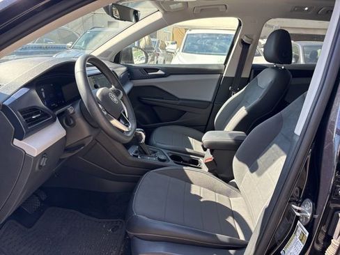 Certified 2022 Volkswagen Taos SE image 6