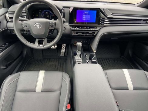 Used 2025 Toyota Camry SE image 10