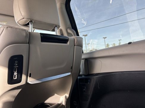 Used 2017 Chrysler Pacifica Touring-L Plus w/ Tire & Wheel Group image 30