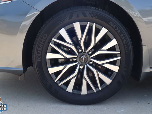 Used 2024 Nissan Altima 2.5 SV w/ SV Premium Package AWD/4WD image 10