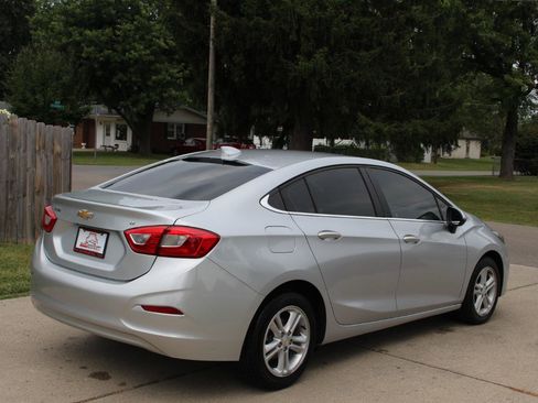 Used 2018 Chevrolet Cruze LT FWD image 10
