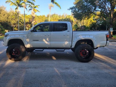 Used 2017 Toyota Tacoma SR5 w/ Tow Package RWD image 4