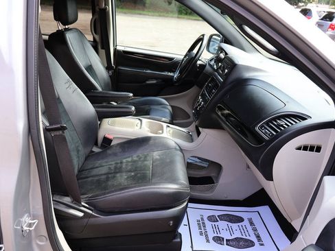 Used 2017 Dodge Grand Caravan SXT FWD image 16