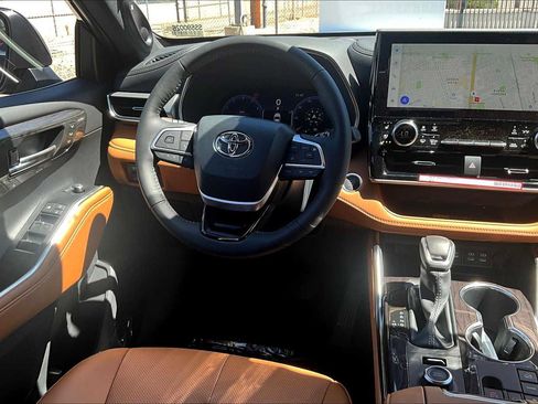 Used 2025 Toyota Highlander Platinum image 5