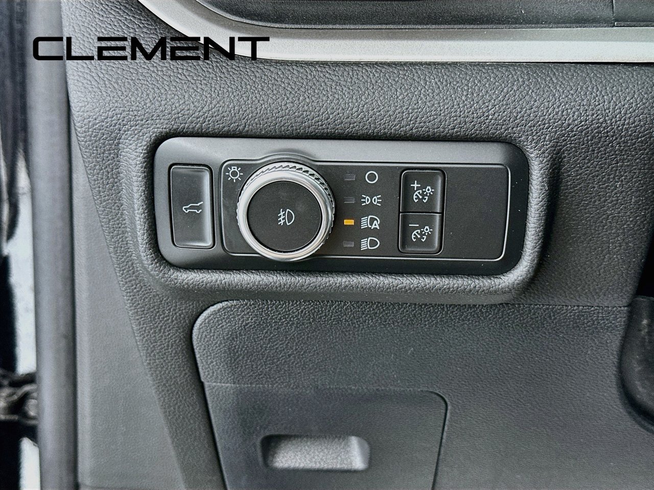 Used 2022 Ford Explorer XLT w/ Equipment Group 202A AWD/4WD image 14