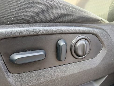 Used 2022 Chevrolet Silverado 2500 Custom w/ Custom Value Package image 10