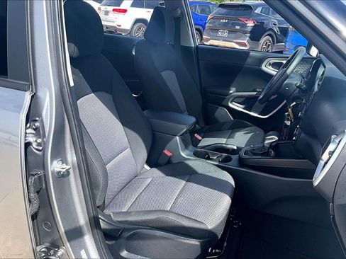 Used 2025 Kia Soul LX FWD image 29