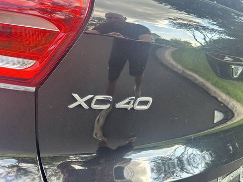 Used 2022 Volvo XC40 T5 Momentum AWD/4WD image 8