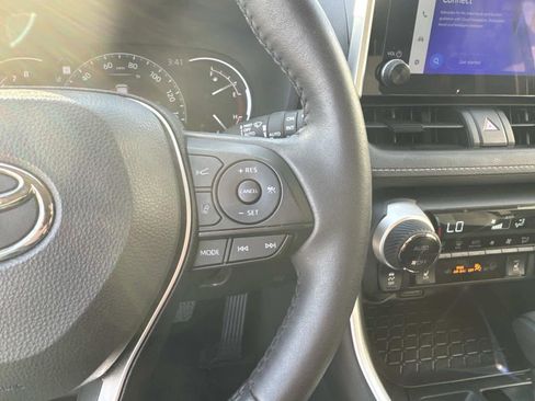 Used 2025 Toyota RAV4 XLE image 40