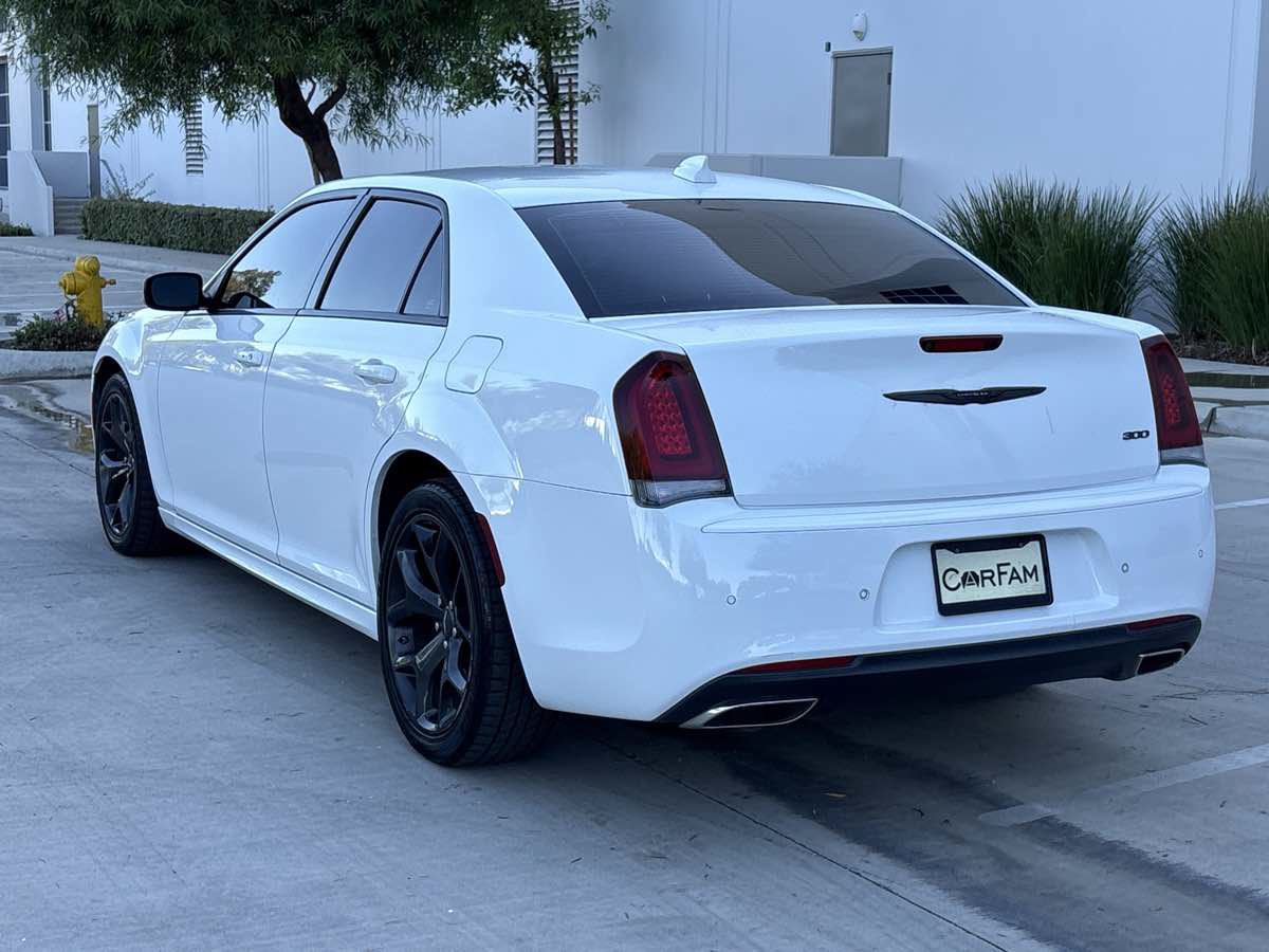 Used 2022 Chrysler 300 Touring L RWD image 5