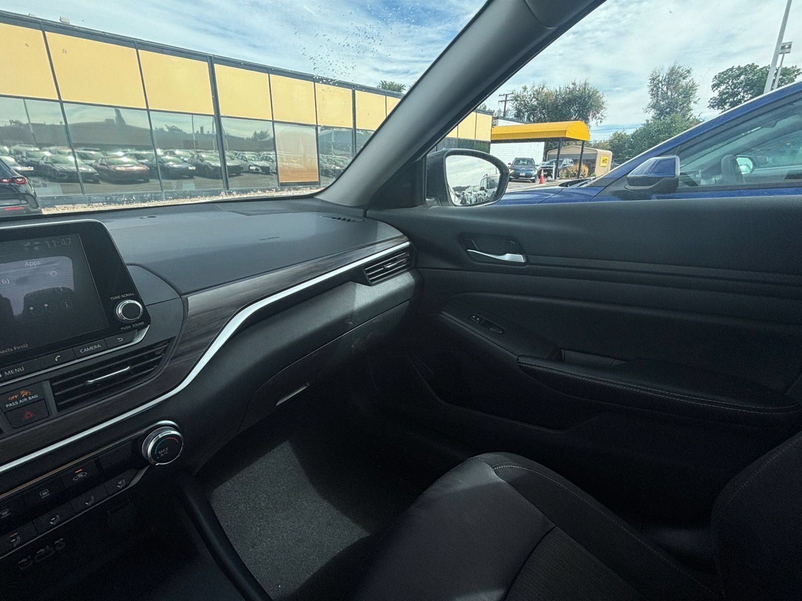 Used 2025 Nissan Altima 2.5 SV FWD image 32